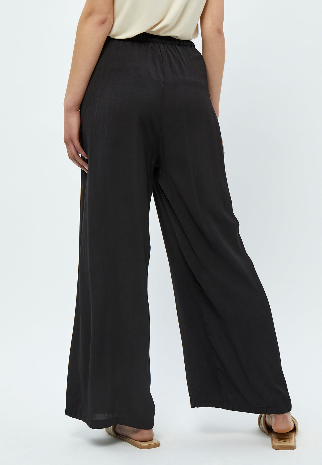 Zwarte losse broek met rekbare tailleband