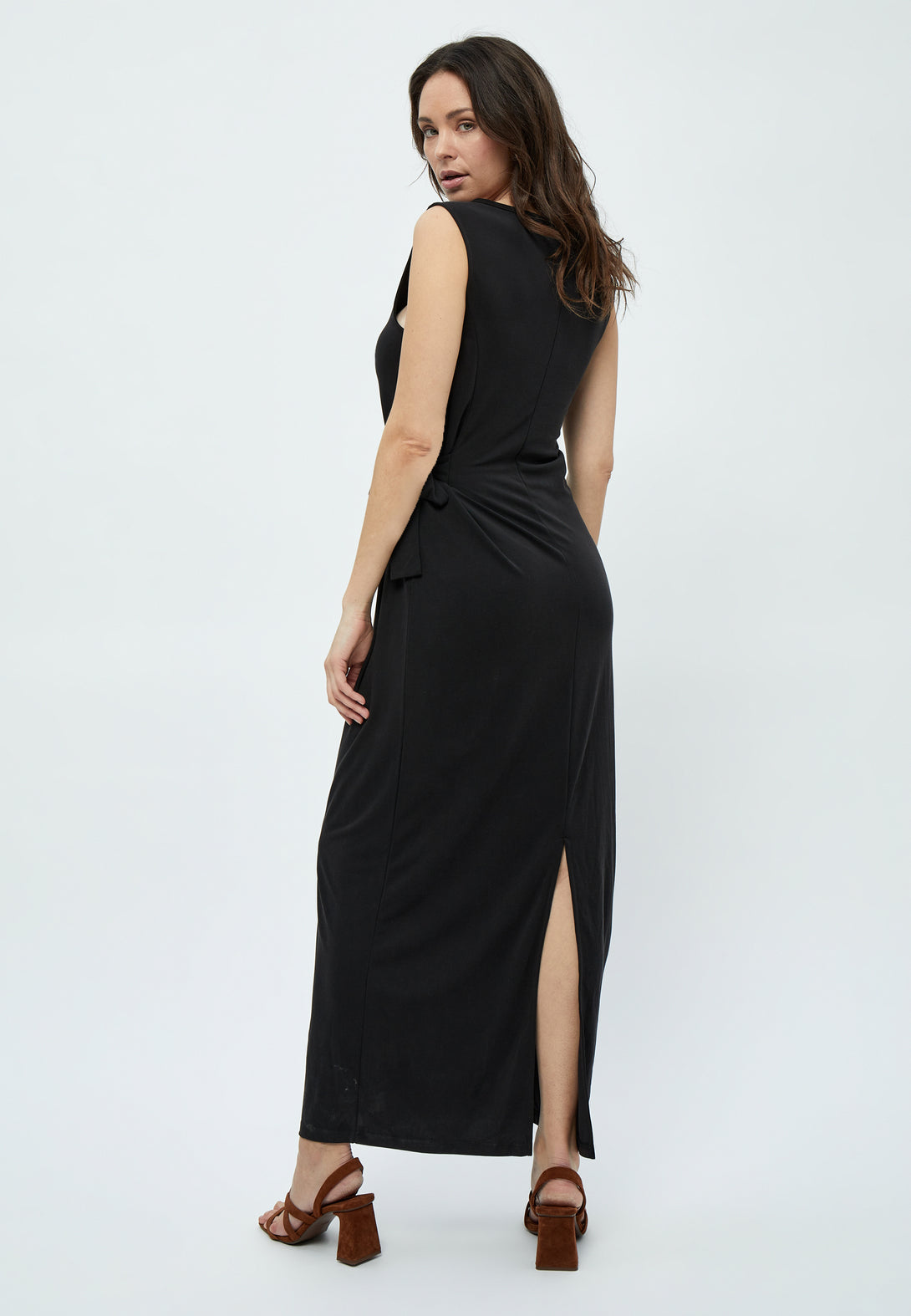 Zwarte maxi jurk met knoopsluiting en zijsplit